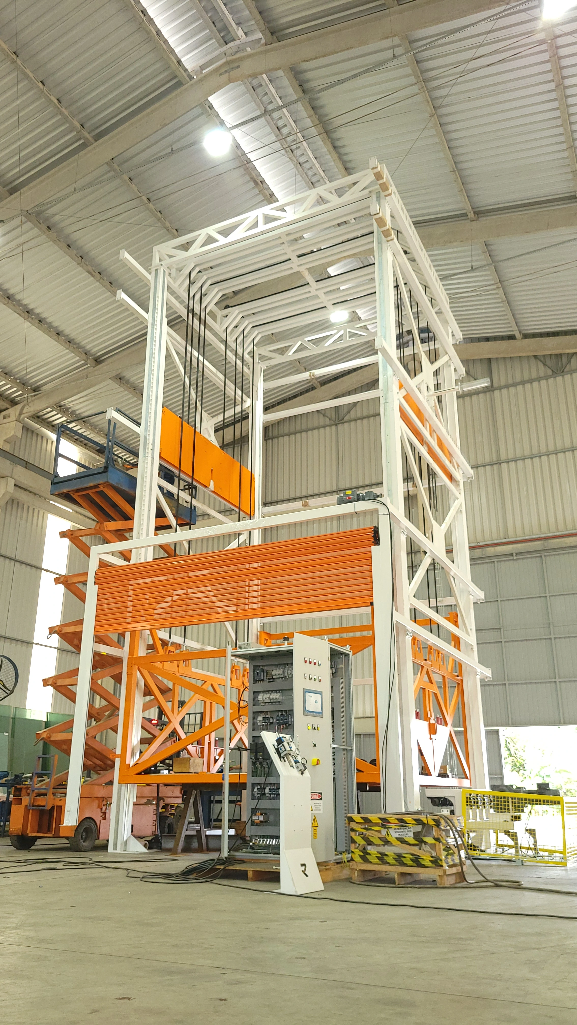 Elevador industrial em construção no galpão