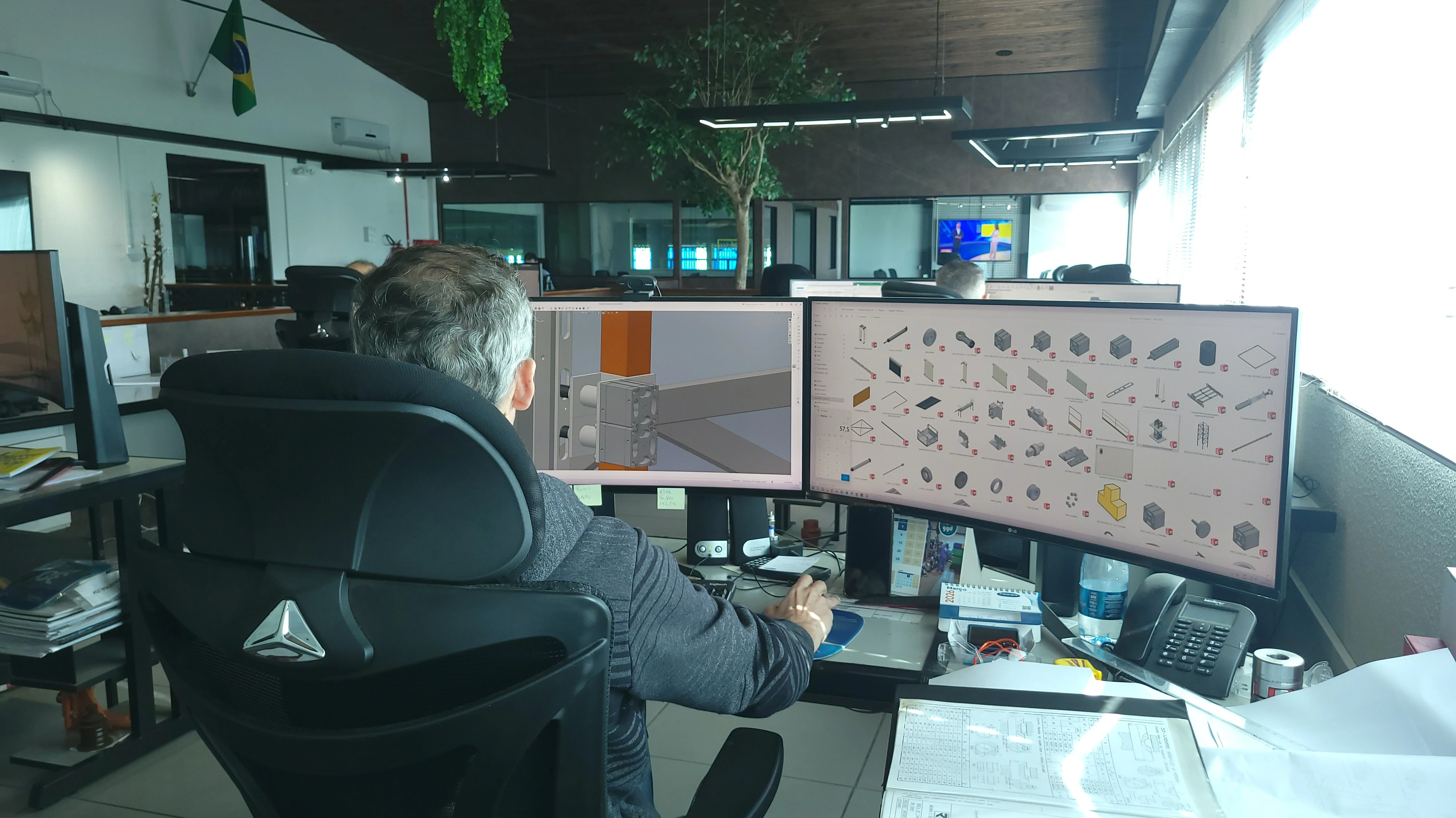 Engenheiro analisando desenho técnico 3D