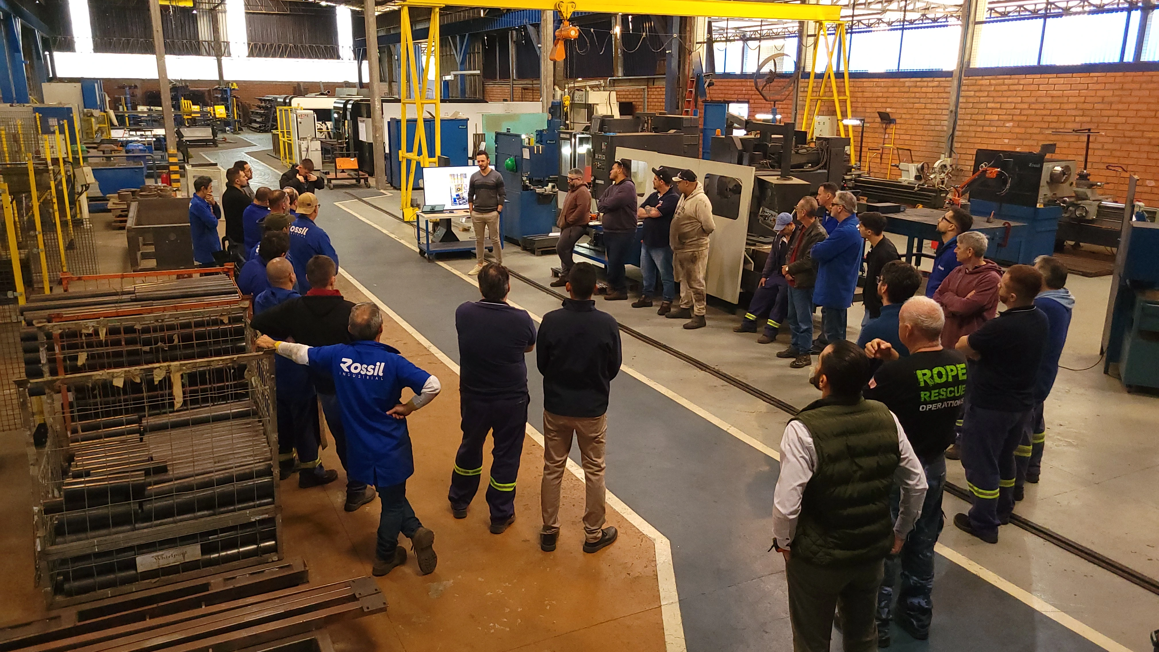 Reunião com a equipe no piso de fábrica
